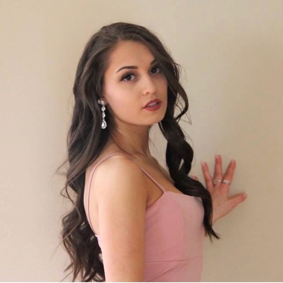 Meet your Posher, Alyssa - Picture 1 of 1